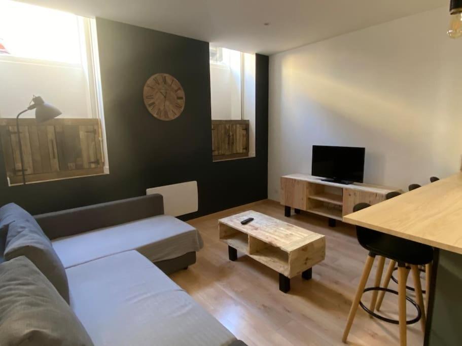 T2 4 Places 4Min A Pied Chateau 포 외부 사진