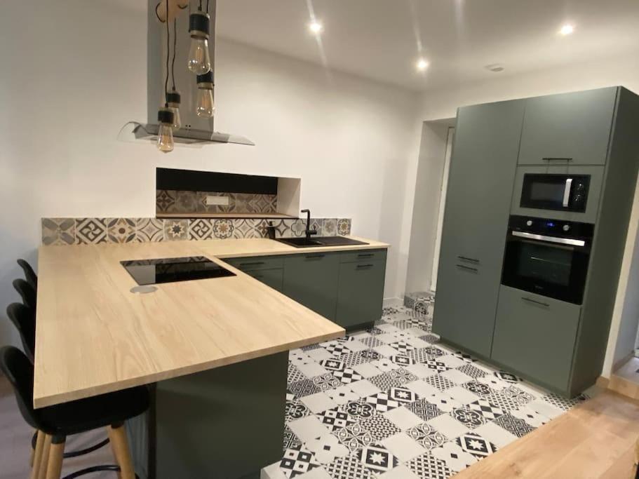 T2 4 Places 4Min A Pied Chateau 포 외부 사진